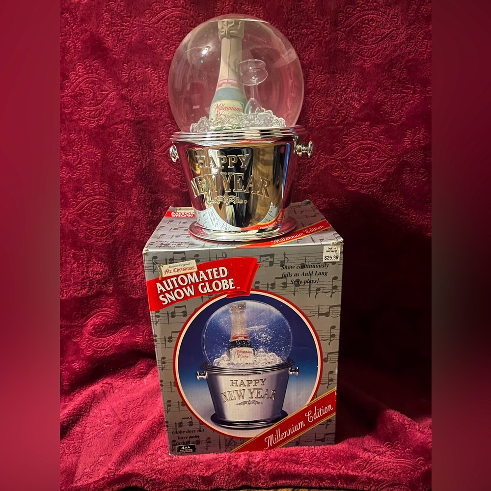 Automated snow globe